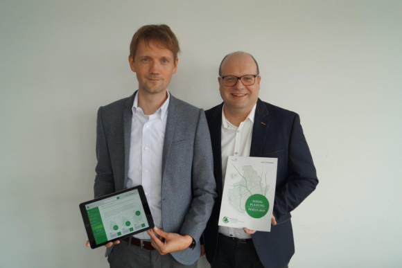 Robert Schwerin und Christoph Kennerknecht präsentieren die Sozialplanungs-App